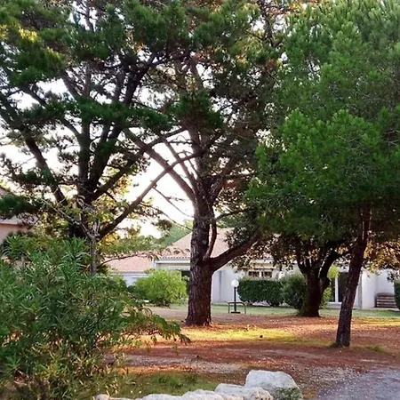 Avec Terrasse Pour 4 Personnes à Saint-georges-d'oléron - Api-1-52-630 * Saint-Georges-d'Oleron